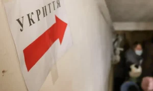 Що покласти в рюкзак дитині в школу на випадок повітряної тривоги
