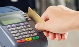 Українці будуть платити більше при розрахунку банківською карткою