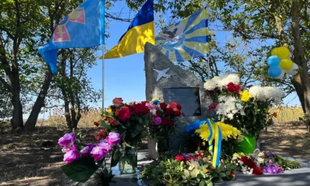 На Миколаївщині увічнили подвиг льотчика, який здійснив під час війни 95 бойових вильотів