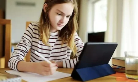 Українські школярі можуть безкоштовно отримати ноутбуки та планшети