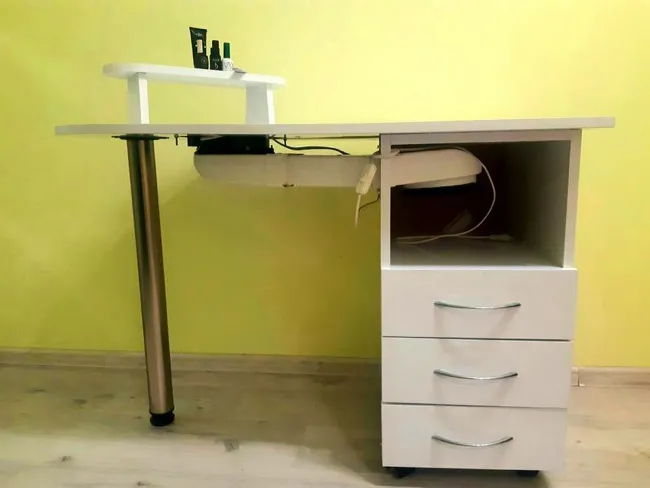 Стол для маникюра: правила выбора качественной мебели