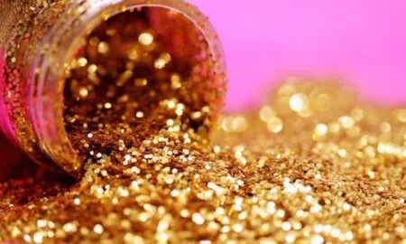 Як використовують блискітки для одягу та аксесуарів