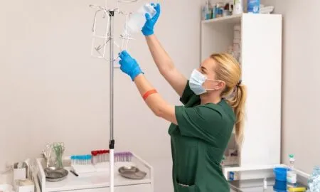 Роль штатива для інфузій в швидкому та ефективному лікуванні / Фото: freepik.com