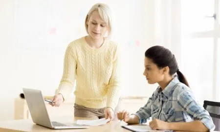 Як обираються репетитор з англійської мови та репетитор з української мови / Фото: прессфото freepik.com