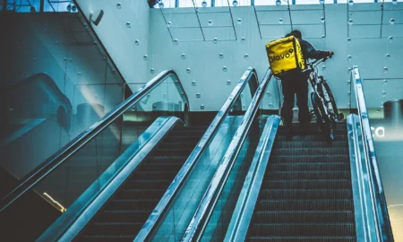 У Миколаєві у ДТП травмувався кур’єр Glovo