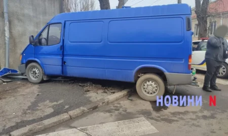 У Миколаєві мікроавтобус врізався в стіну внаслідок аварії