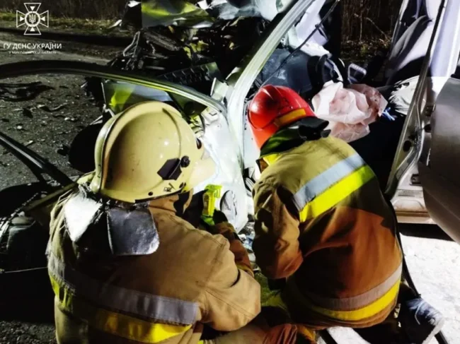 У Первомайську ДСНС деблокували тіло чоловіка, загиблого у ДТП