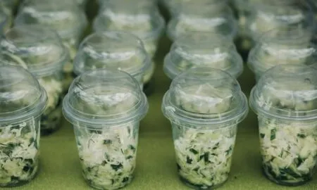 Роль полімерних ємностей у зберіганні та транспортуванні супів: ефективність та безпека