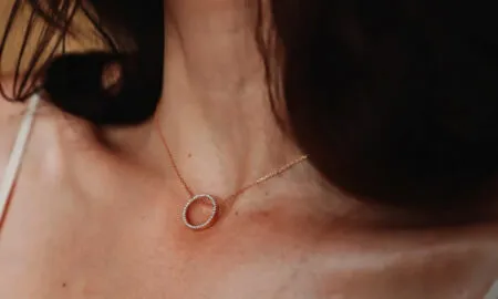 Як та з чим носити золоте кольє, щоб мати стильний вигляд