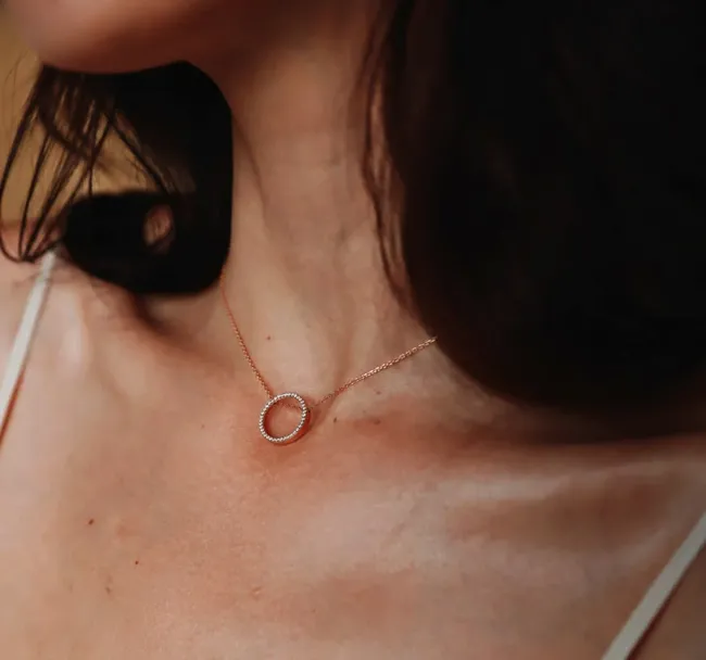 Як та з чим носити золоте кольє, щоб мати стильний вигляд