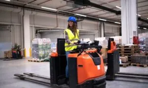 Какую помощь предоставляют электропогрузчики и вилочные штабелеры