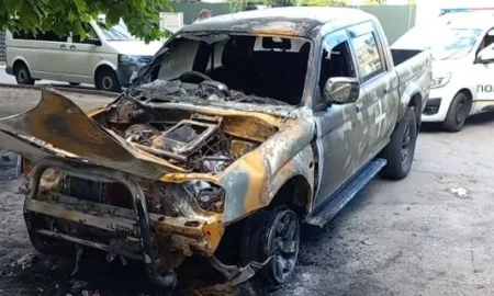 У Миколаєві підлітки палили військові автівки