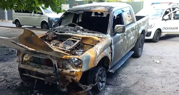 У Миколаєві підлітки палили військові автівки