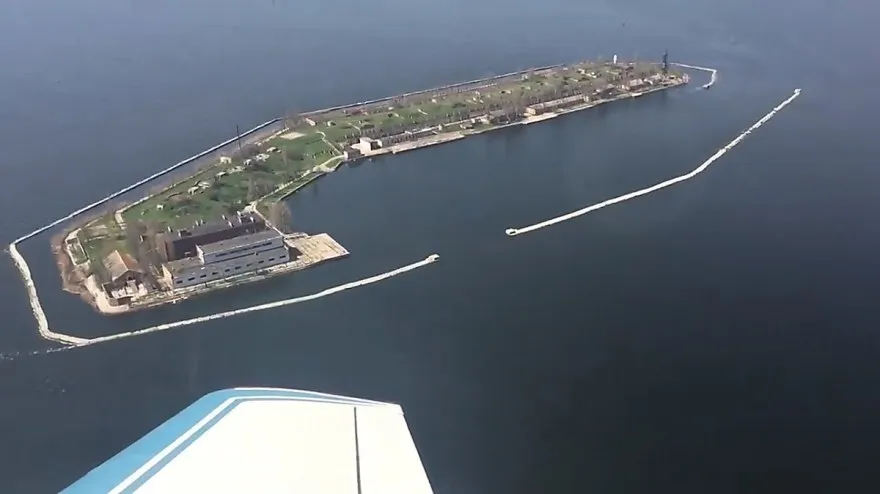 Острів Майський