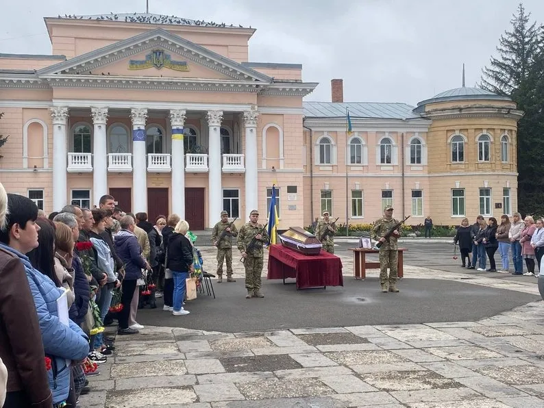Прощання з героями