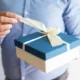 Що подарувати чоловікові: 10 ідей для будь-якого віку та характеру