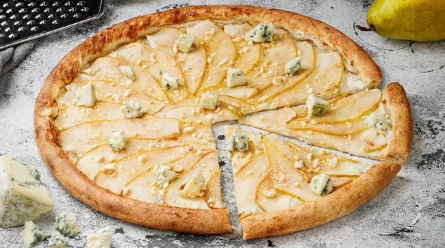Піца з грушею та сиром Дор Блю: вишуканий делікатес