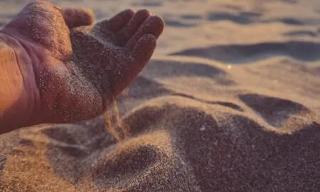 Пісок митий з кар'єру: як обрати якісний для будівельних робіт в Україні