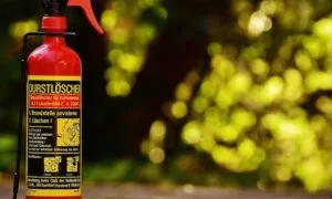 Автомобильный огнетушитель: обязательный элемент безопасности или формальность?