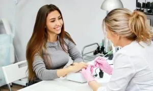 Как выбрать идеальный маникюрный стол: практическое руководство для мастеров и владельцев салонов