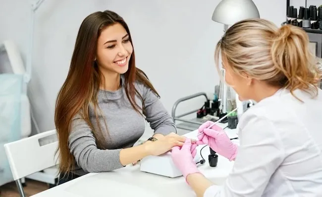 Как выбрать идеальный маникюрный стол: практическое руководство для мастеров и владельцев салонов