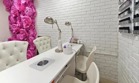 Манікюрний стіл: як перетворити робоче місце на зручну й продуктивну зону