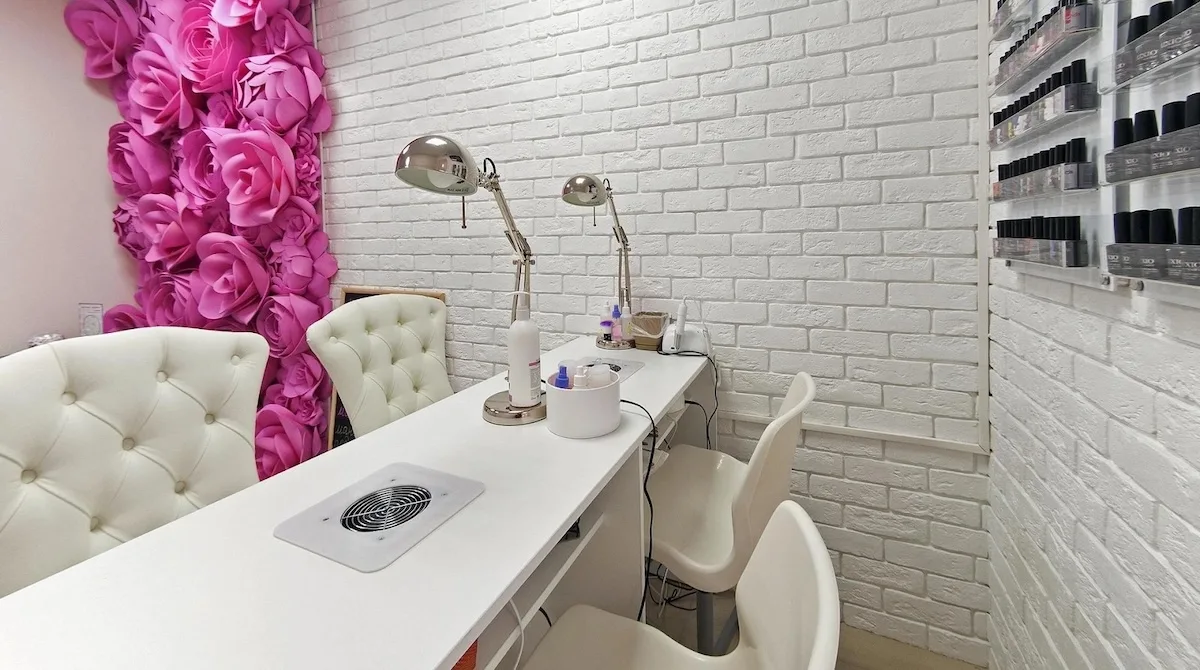 Манікюрний стіл: як перетворити робоче місце на зручну й продуктивну зону