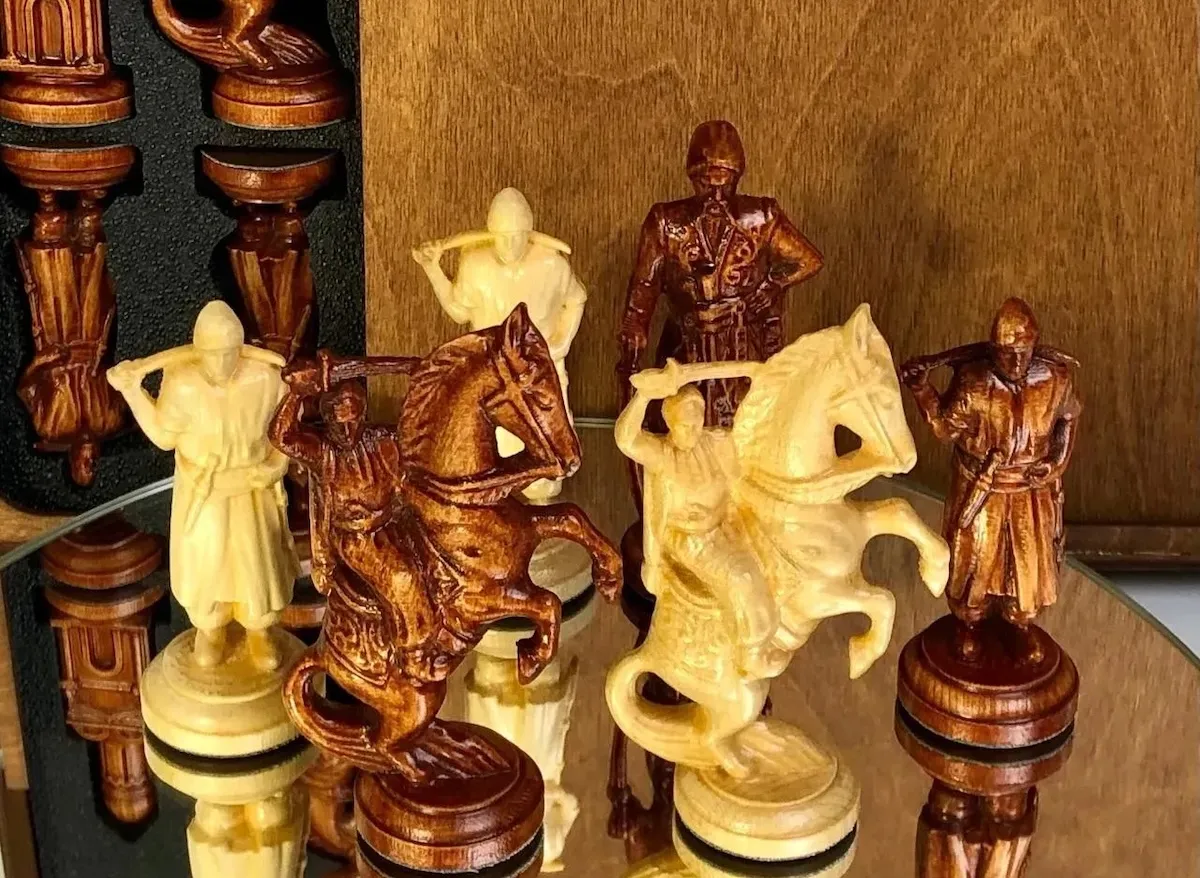 Як виготовляють шахматні фігури ручної роботи