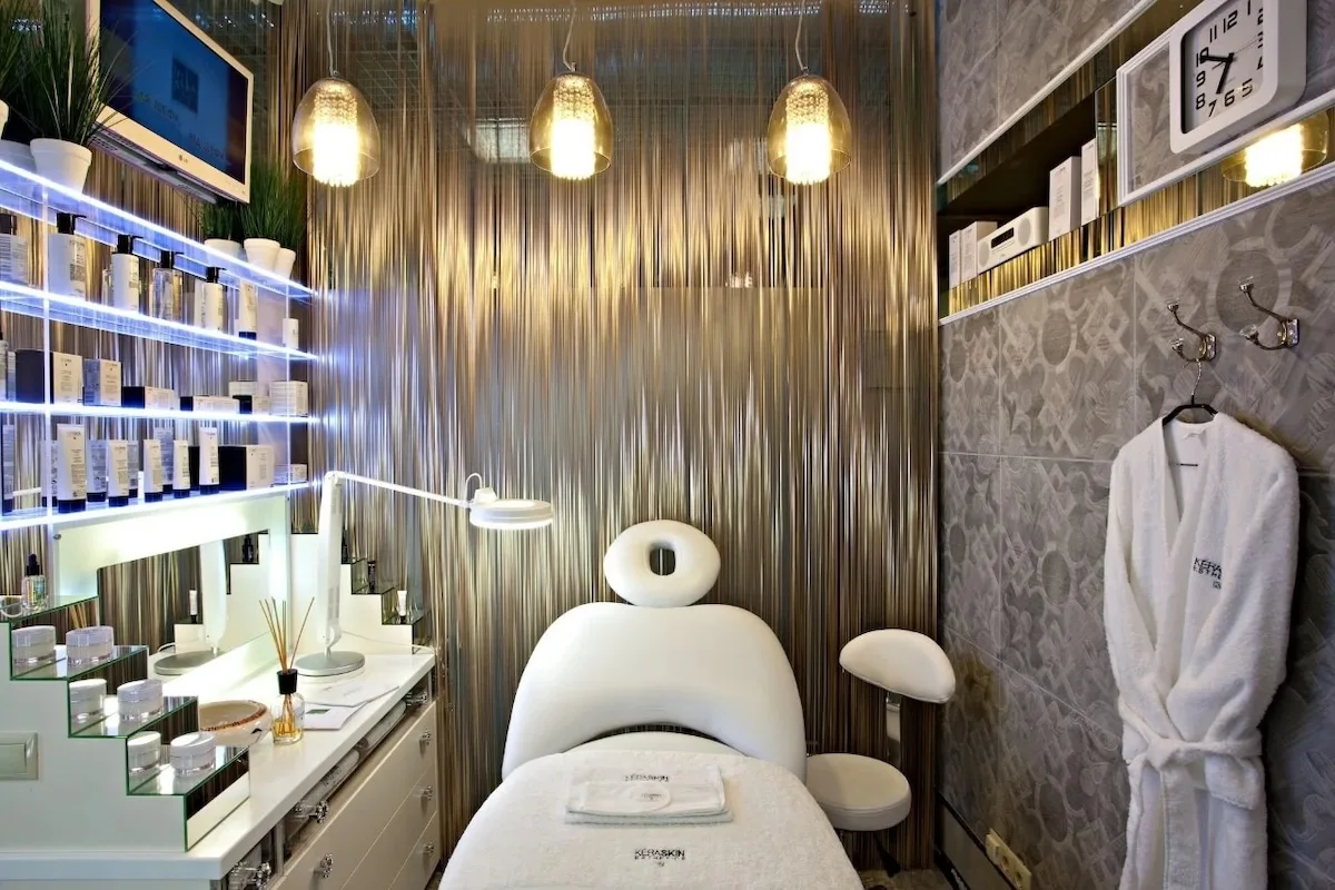 Косметологическое кресло для салона красоты: как выбрать идеальную модель для комфорта клиента и эффективности мастера