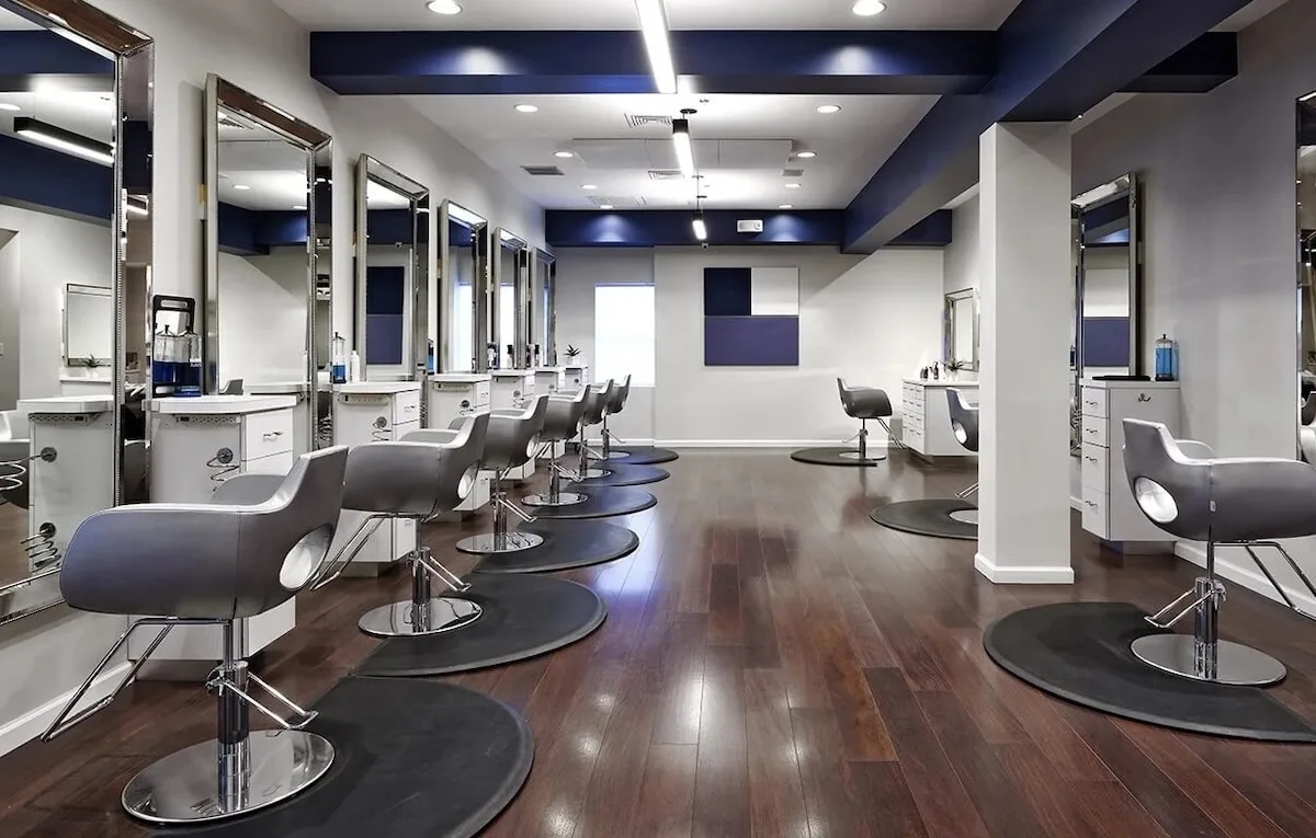 Кресло для стрижки, которое работает на ваш сервис: практичный гид выбора для мастера