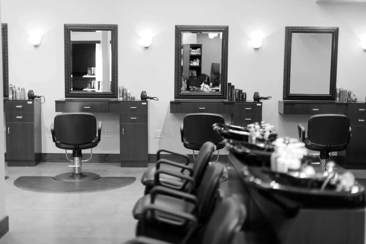 Посадка клиента в кресле для стрижки: комфорт напрямую влияет на результат