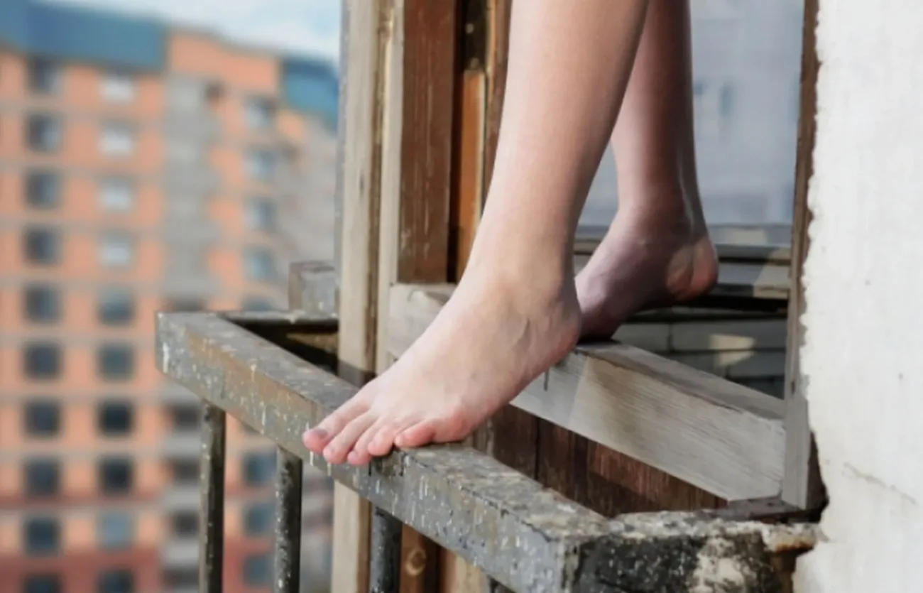 У Миколаєві дівчина викинулась з вікна