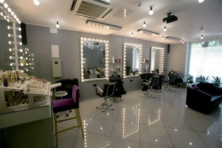 Дизайн стула для парикмахерского зала и восприятие клиенток