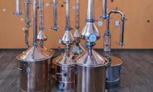 Как материал перегонного аппарата и комплектующих влияет на результат?