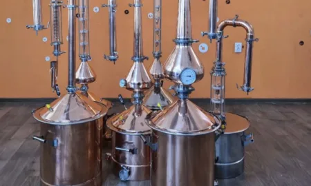 Как материал перегонного аппарата и комплектующих влияет на результат?