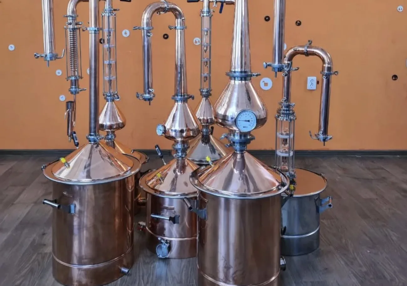 Как материал перегонного аппарата и комплектующих влияет на результат?