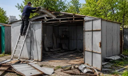 Розбирання старого гаражу